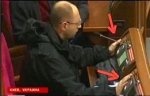 LiveLeak-dot-com-90c_1395058419-JazenjukzweiHndeAbstimmung-_1395058433.jpg