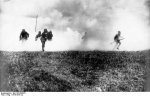 Bundesarchiv_Bild_183-R05923,_Flandern,_deutsche_Soldaten_in_Gasangriff.jpg