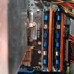 Gehaeuse Innen Mainboard und Ram-Riegel.jpg