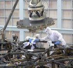 Zwei-Ingenieure-bei-der-Arbeit-am-ersten-Spiegel-des-James-Webb-Space-Telescopes_image_width_560.jpg