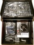 6. MSI X470 Gaming M7 AC geöffneter Karton mit darunter liegendem Zubehör.jpg