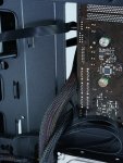Q300L_Kabeldurchführung_Mainboard.jpg