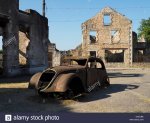 memorial-ort-oradour-sur-glane-krieg-ruinen-haute-vienne-frankreich-mit-rostigen-autowrack-ghejb.jpg