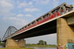 kleiner Zug auf groÃŸer BrÃ¼cke.JPG