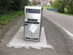 PC auf dem Gehweg.jpg