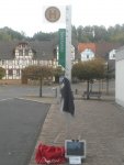 Monitor an der Haltestelle.JPG