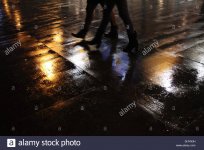 fussganger-auf-nassen-boden-boards-in-der-stadt-stadt-bei-nacht-dhyn3h.jpg