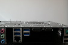 Asrock_B660ProRS_Mainboardkrümmung.jpg