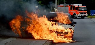Brandbomben-oder-ueberhitzte-Debatte-Brandgefahr-E-Auto.jpg