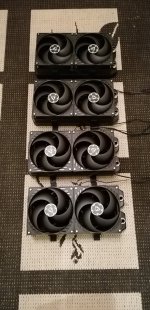 13 Radiatoren warten auf den Einbau.jpg