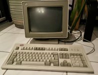 Monitor und Tastatur IBM.jpeg