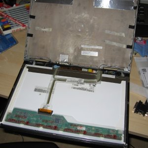 Dell Latitude D620, Display vom Display-Deckel gelöst, Display liegt auf der Tastatur. Deutlich zu erkennen die Antennen am oberen Deckelrand.
