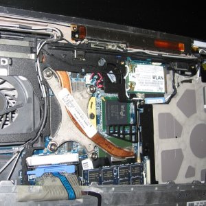 Dell Latitude D620, Innenleben ohne Tastatur. CPU und Chipsatz werden von einer Headpipe gekühlt.