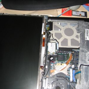 Gut zu erkennen rechts neben dem Display: die WLAN-Karte als Mini-PCI-Express.