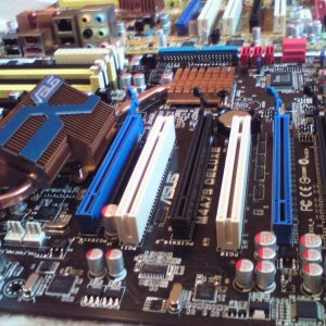 4x PCI-E Slots (2x 16x oder 4x 8x)