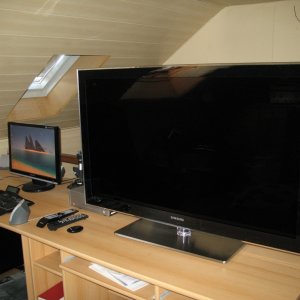 TV, links da neben mein 22" Monitor, Samsung 226cw