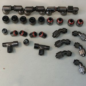 schwarze Anschlüsse