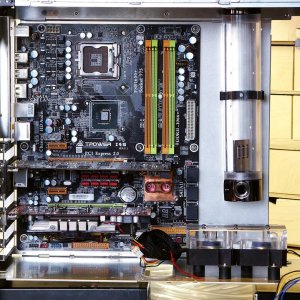 Pumpe oben quer und Phobya AGB Detail