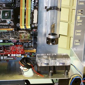 Pumpe oben quer und Phobya AGB Detail 2