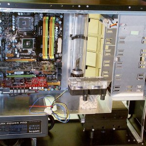 Pumpe auf Zwischenboden hochgestellt Phobya AGB