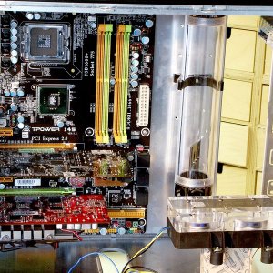 Pumpe auf Zwischenboden hochgestellt Phobya AGB Detail