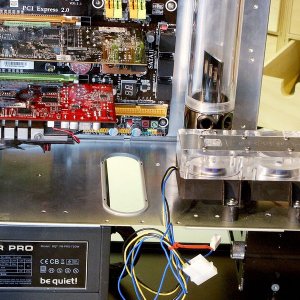 Pumpe auf Zwischenboden quer liegend Phobya AGB Detail