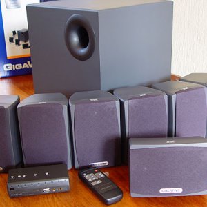 Creative Gigaworks 7.1 Soundsystem
(7 Lautsprecher mit je 70 Watt Sinus und ein Subwoofer mit 210 Watt)
Das ist ein Beispiel für die Gruppe, mir selbst gehört die 5.1 Variante.