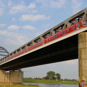 kleiner Zug auf großer Brücke