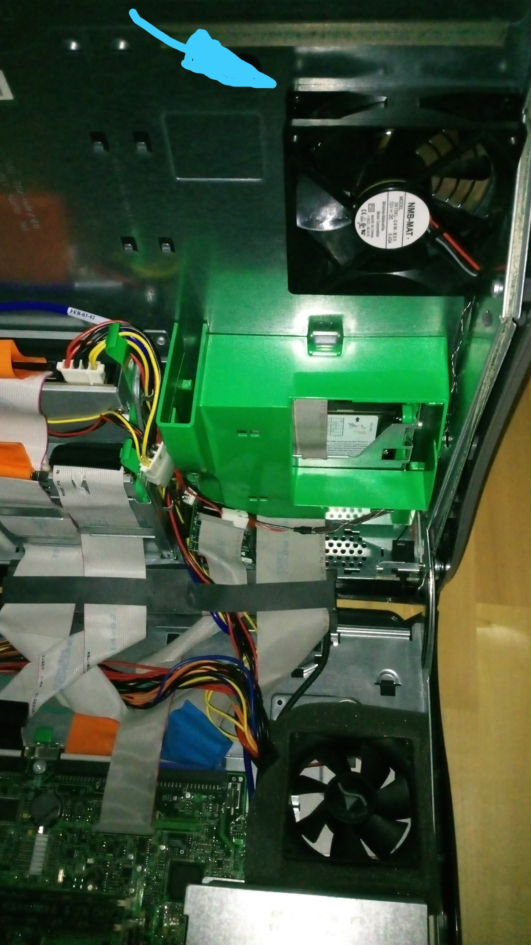 90x90mm NMB Gehäuse-Lüfter oberhalb PCI-Riser-Slot's