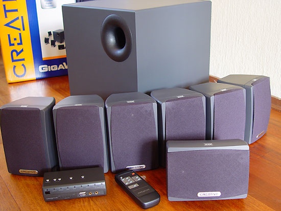 Creative Gigaworks 7.1 Soundsystem
(7 Lautsprecher mit je 70 Watt Sinus und ein Subwoofer mit 210 Watt)
Das ist ein Beispiel für die Gruppe, mir selbst gehört die 5.1 Variante.