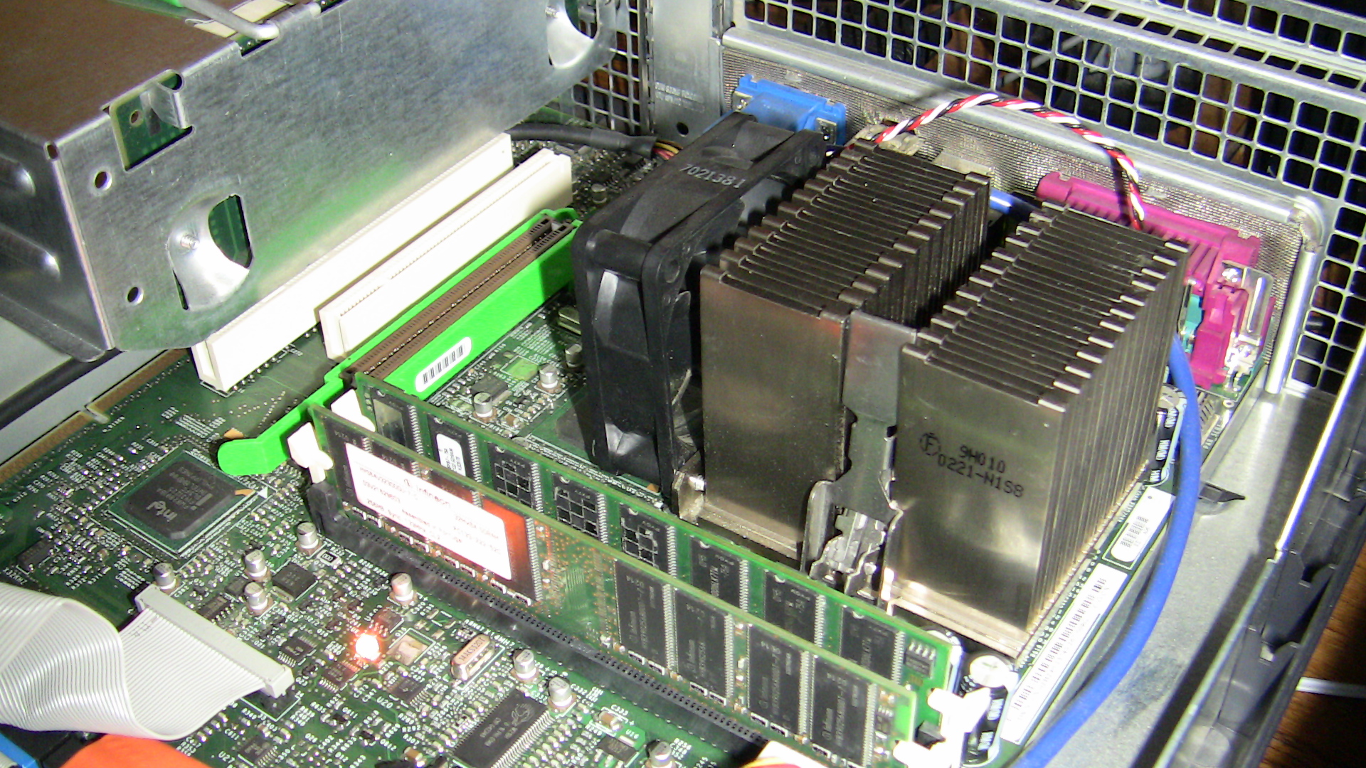 DELL Optiplex GX150 (intel P3, 1133Mhz, 512MB SDRAM, intel 82815 Chipsatz)
