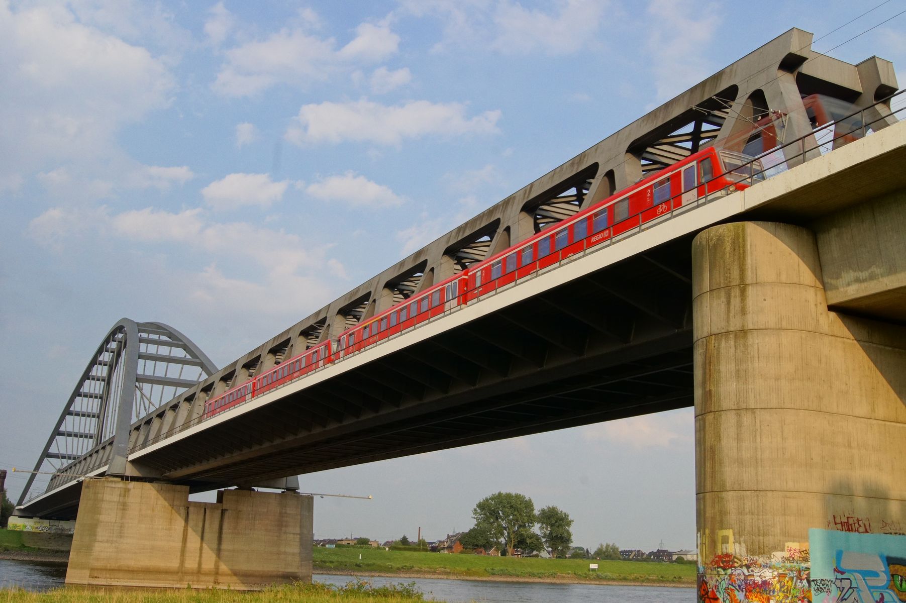 kleiner Zug auf großer Brücke