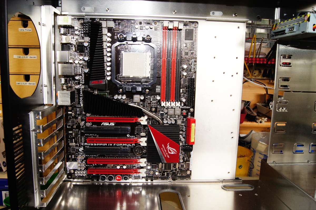 Mainboard im Gehäuse