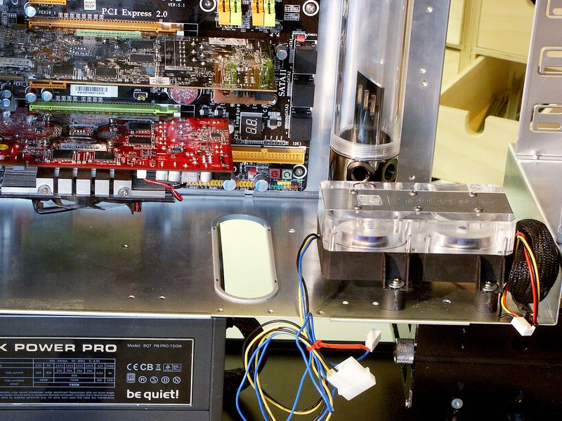 Pumpe auf Zwischenboden quer liegend Phobya AGB Detail