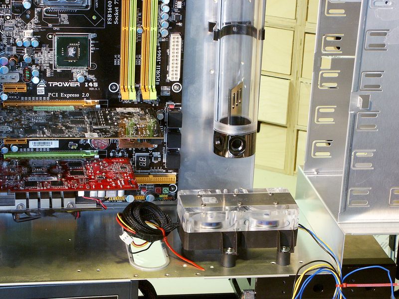Pumpe oben quer und Phobya AGB Detail 2