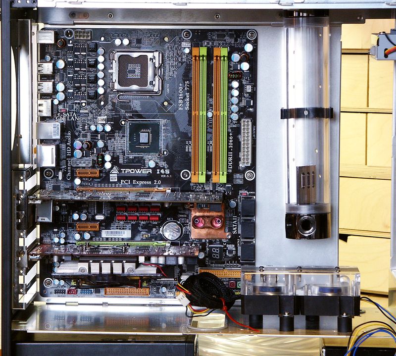 Pumpe oben quer und Phobya AGB Detail