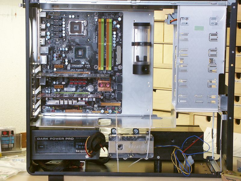 Pumpe unten quer, EK AGB am Tray