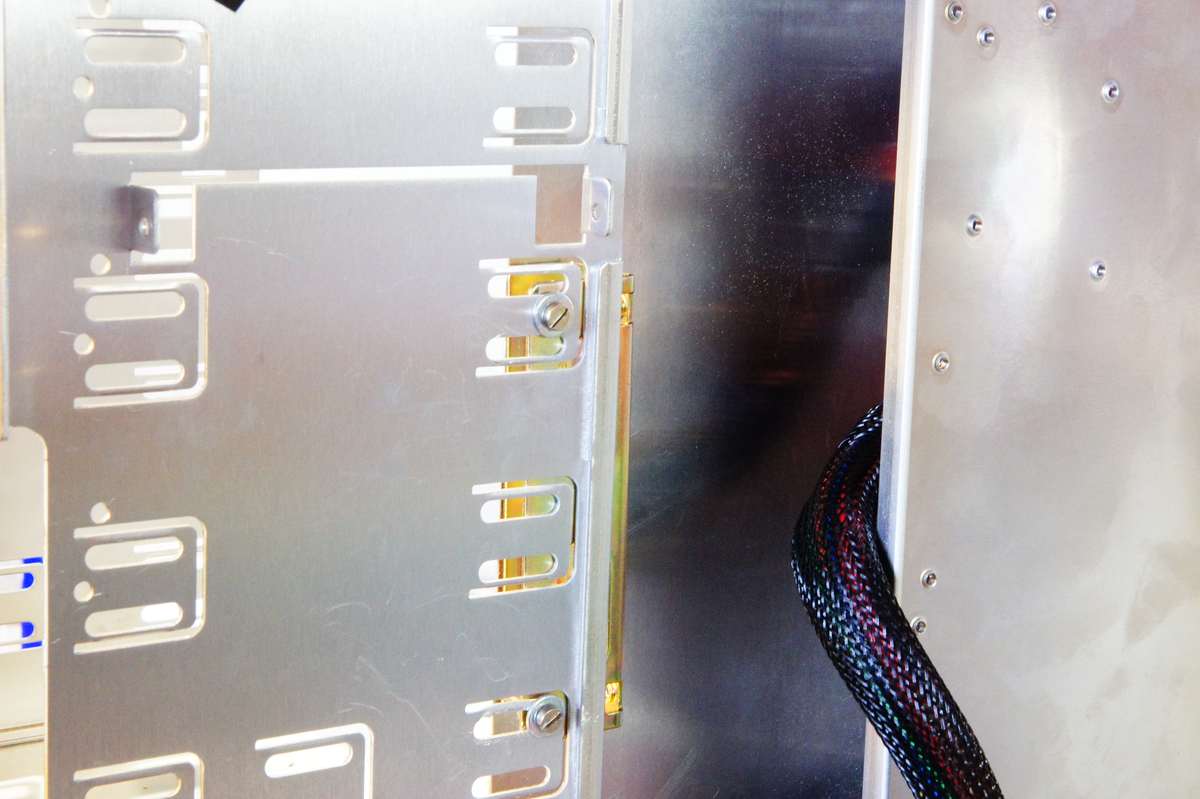Sideplate   Aufhängung von vorne