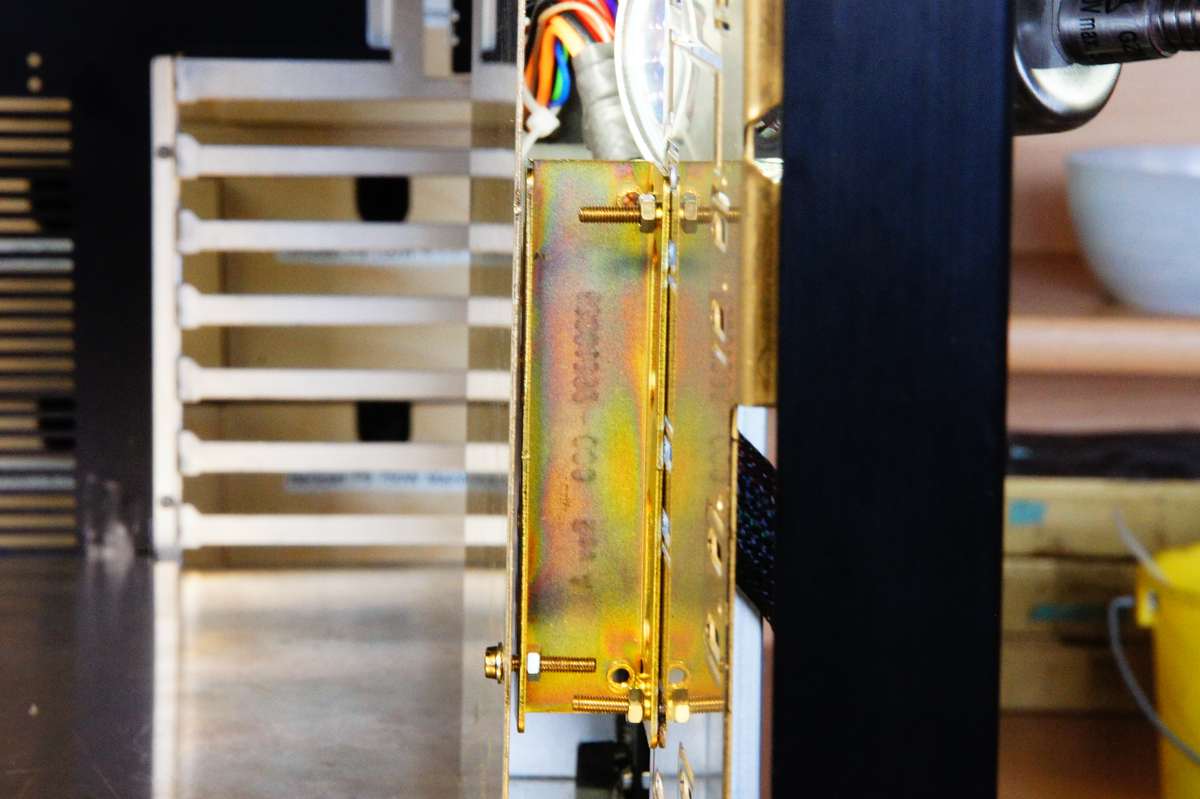 Sideplate   Aufhängung